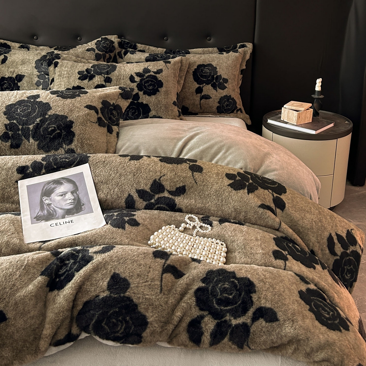 91家纺网 家纺一手货源 找家纺 库里梦家纺 2025直播网红爆款轻奢欧美风獭兔毛雕花绒四件套 黑玫瑰-卡其