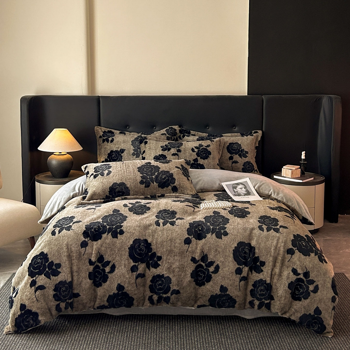 91家纺网 家纺一手货源 找家纺 库里梦家纺 2025直播网红爆款轻奢欧美风獭兔毛雕花绒四件套 黑玫瑰-卡其