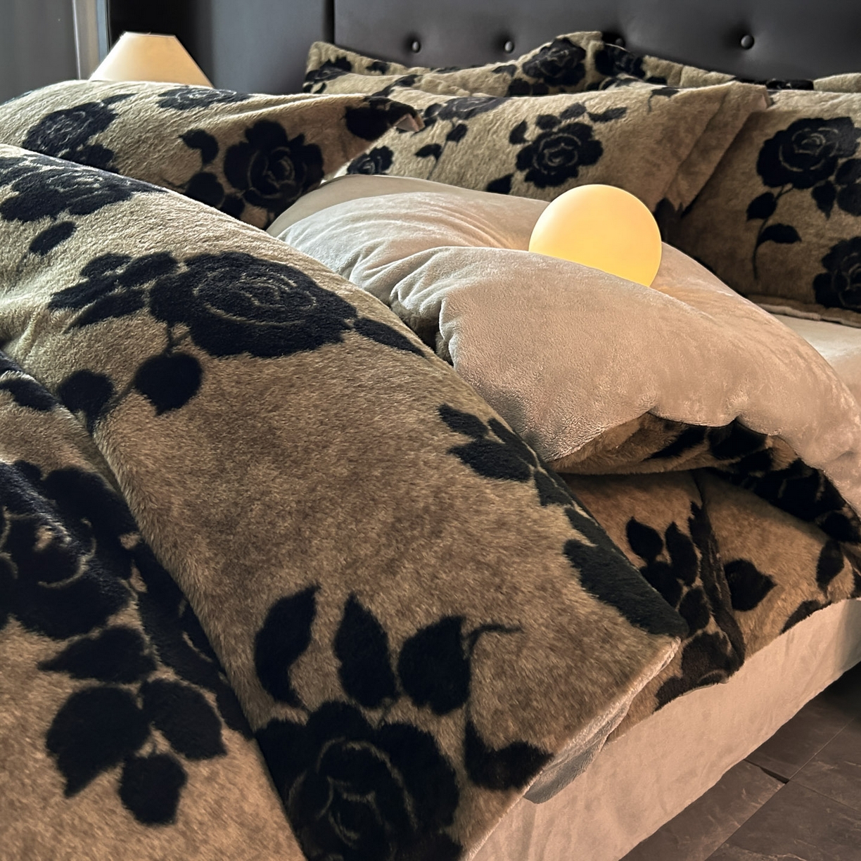 91家纺网 家纺一手货源 找家纺 库里梦家纺 2025直播网红爆款轻奢欧美风獭兔毛雕花绒四件套 黑玫瑰-卡其