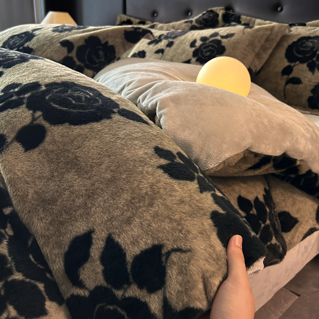 91家纺网 家纺一手货源 找家纺 库里梦家纺 2025直播网红爆款轻奢欧美风獭兔毛雕花绒四件套 黑玫瑰-卡其