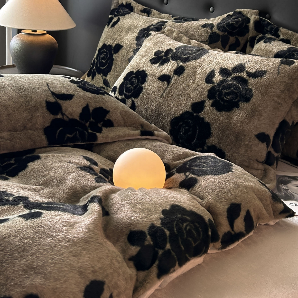 91家纺网 家纺一手货源 找家纺 库里梦家纺 2025直播网红爆款轻奢欧美风獭兔毛雕花绒四件套 黑玫瑰-卡其