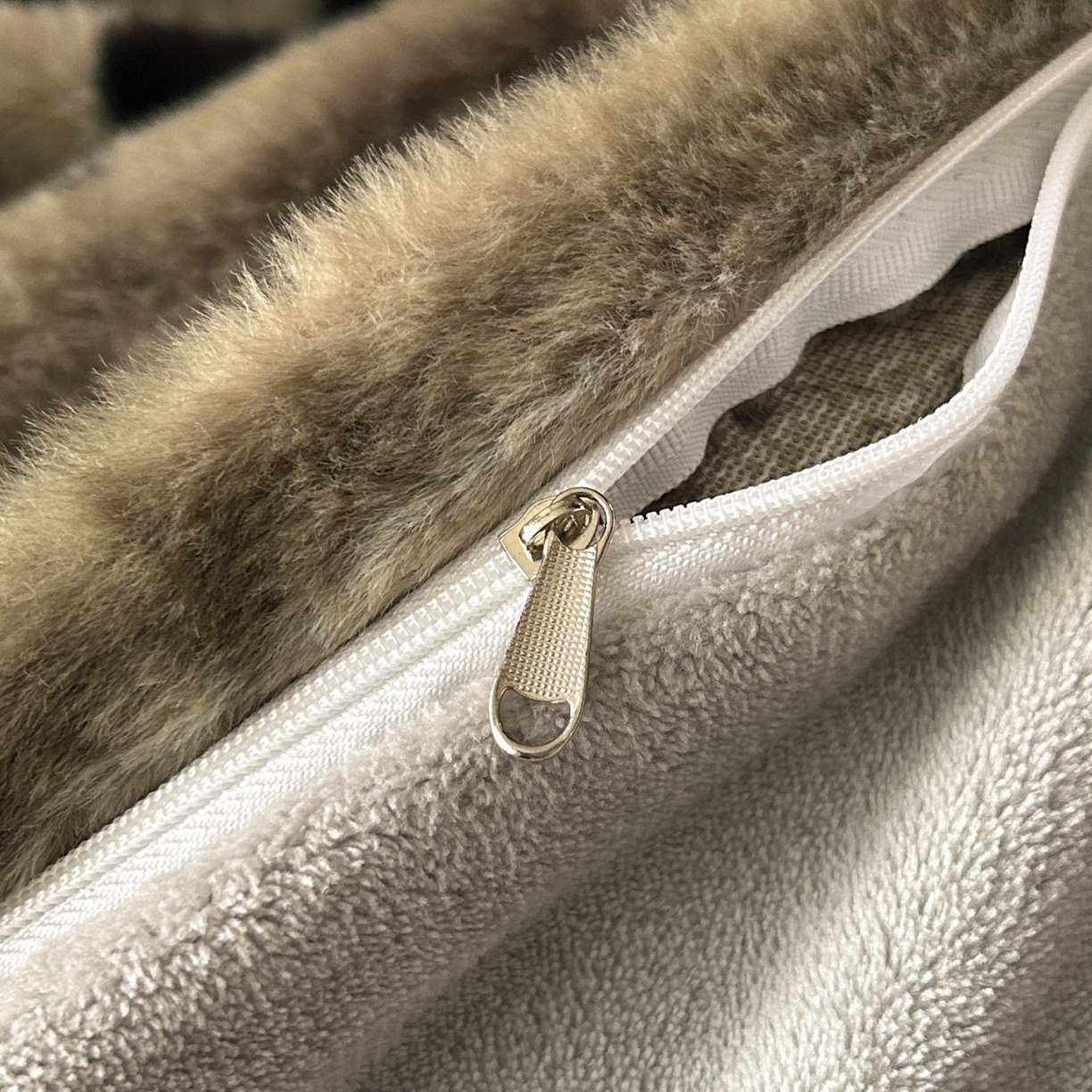 91家纺网 家纺一手货源 找家纺 库里梦家纺 2025直播网红爆款轻奢欧美风獭兔毛雕花绒四件套 黑玫瑰-卡其