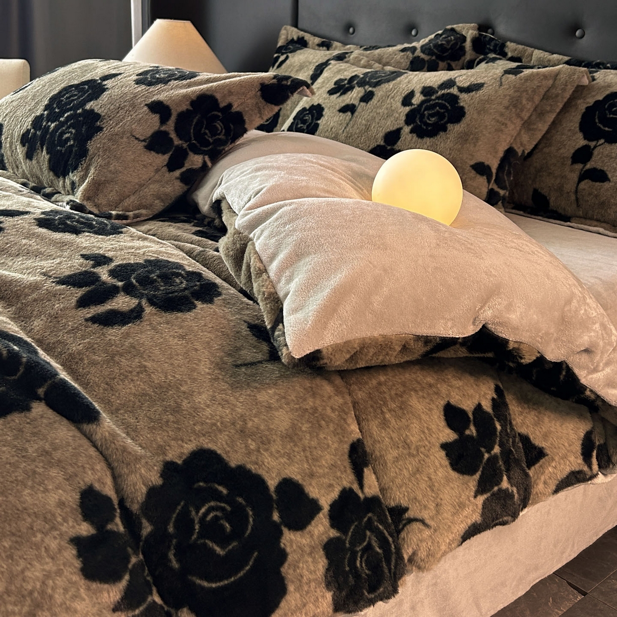 91家纺网 家纺一手货源 找家纺 库里梦家纺 2025直播网红爆款轻奢欧美风獭兔毛雕花绒四件套 黑玫瑰-卡其