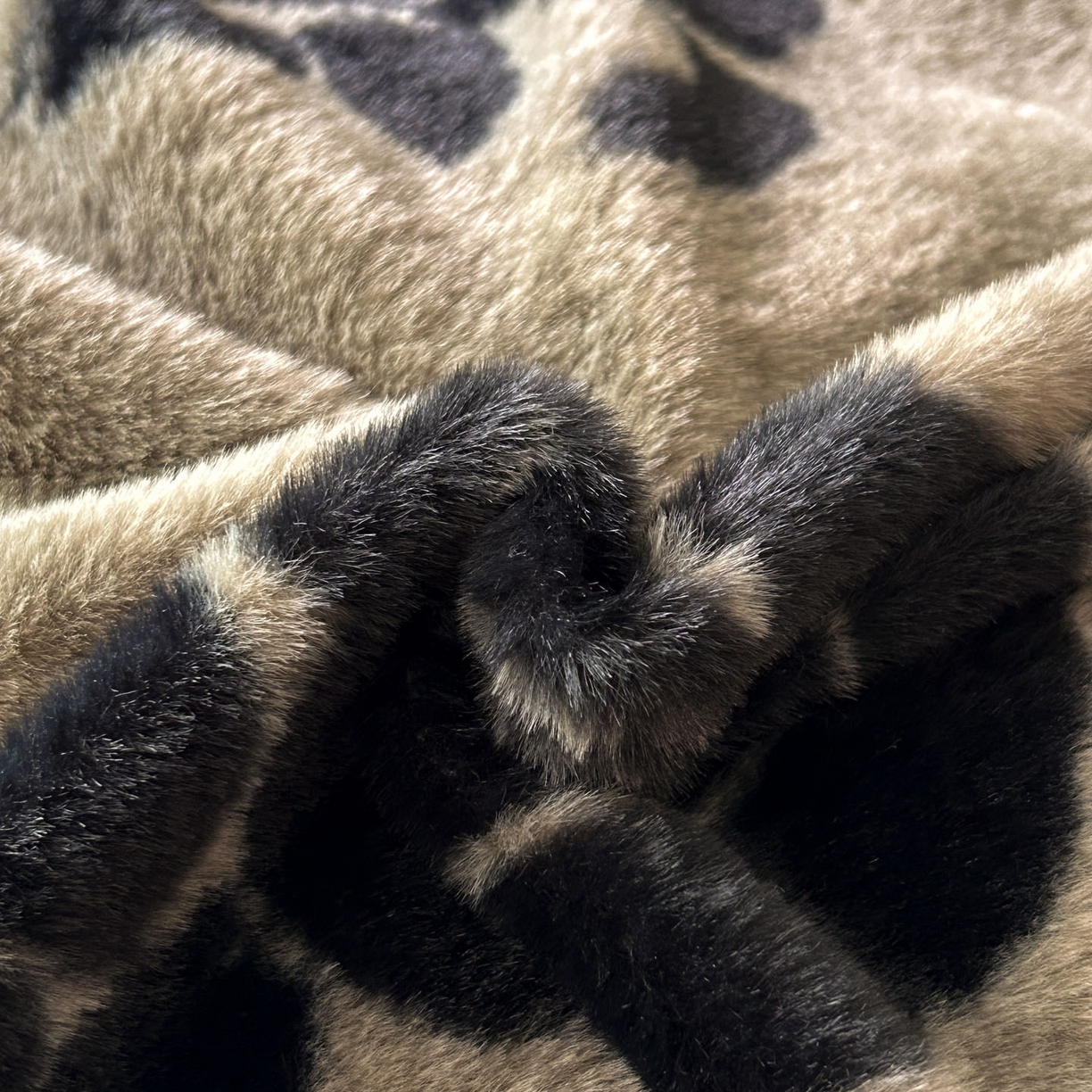 91家纺网 家纺一手货源 找家纺 库里梦家纺 2025直播网红爆款轻奢欧美风獭兔毛雕花绒四件套 黑玫瑰-卡其