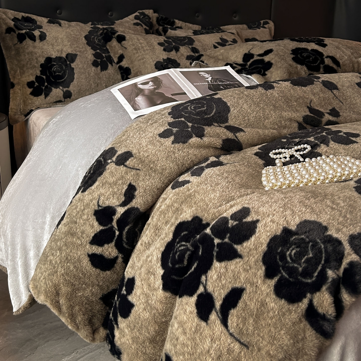 91家纺网 家纺一手货源 找家纺 库里梦家纺 2025直播网红爆款轻奢欧美风獭兔毛雕花绒四件套 黑玫瑰-卡其