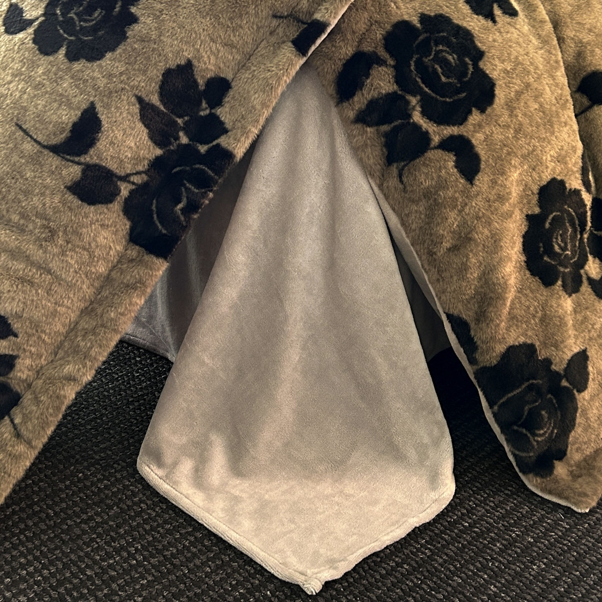 91家纺网 家纺一手货源 找家纺 库里梦家纺 2025直播网红爆款轻奢欧美风獭兔毛雕花绒四件套 黑玫瑰-卡其