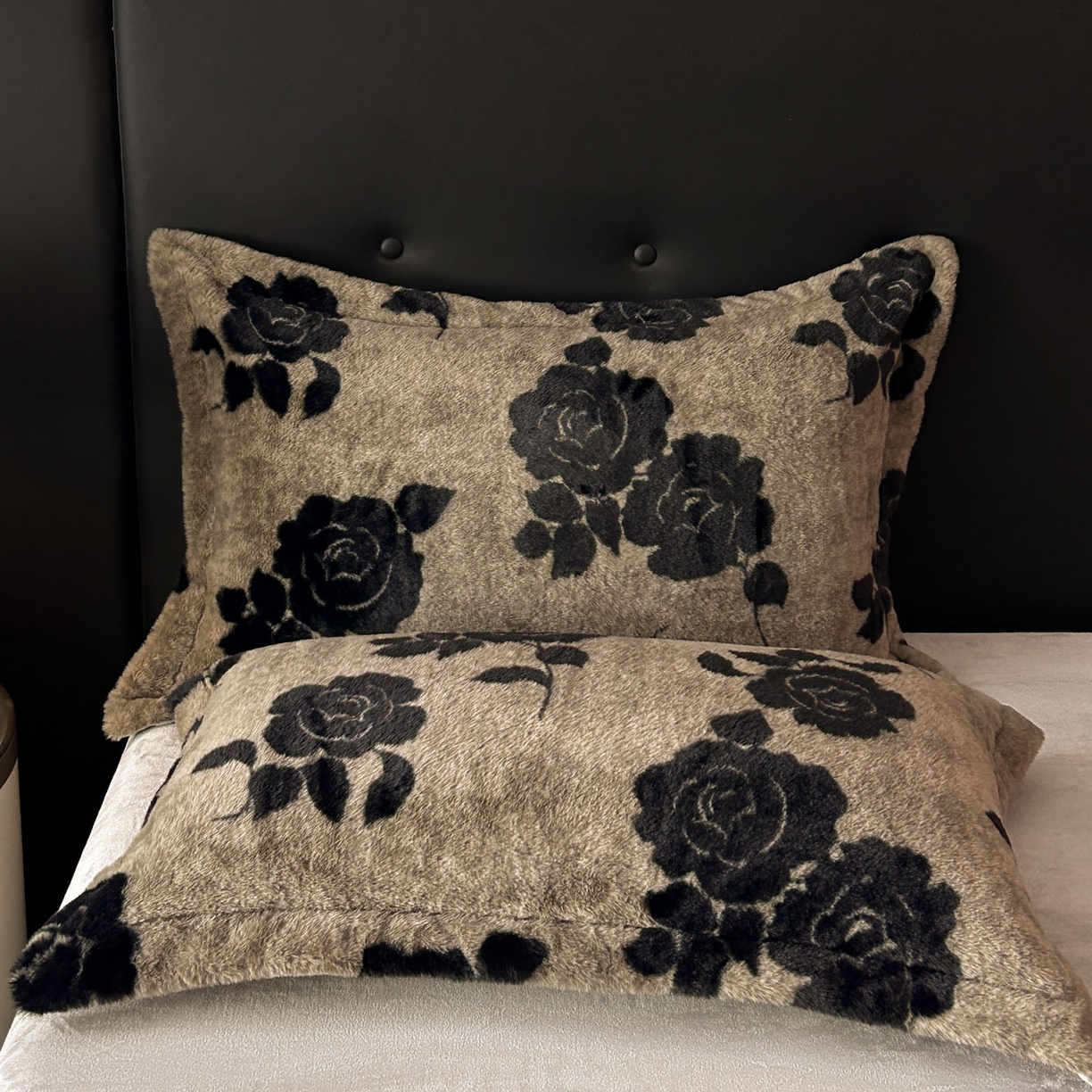 91家纺网 家纺一手货源 找家纺 库里梦家纺 2025直播网红爆款轻奢欧美风獭兔毛雕花绒四件套 黑玫瑰-卡其