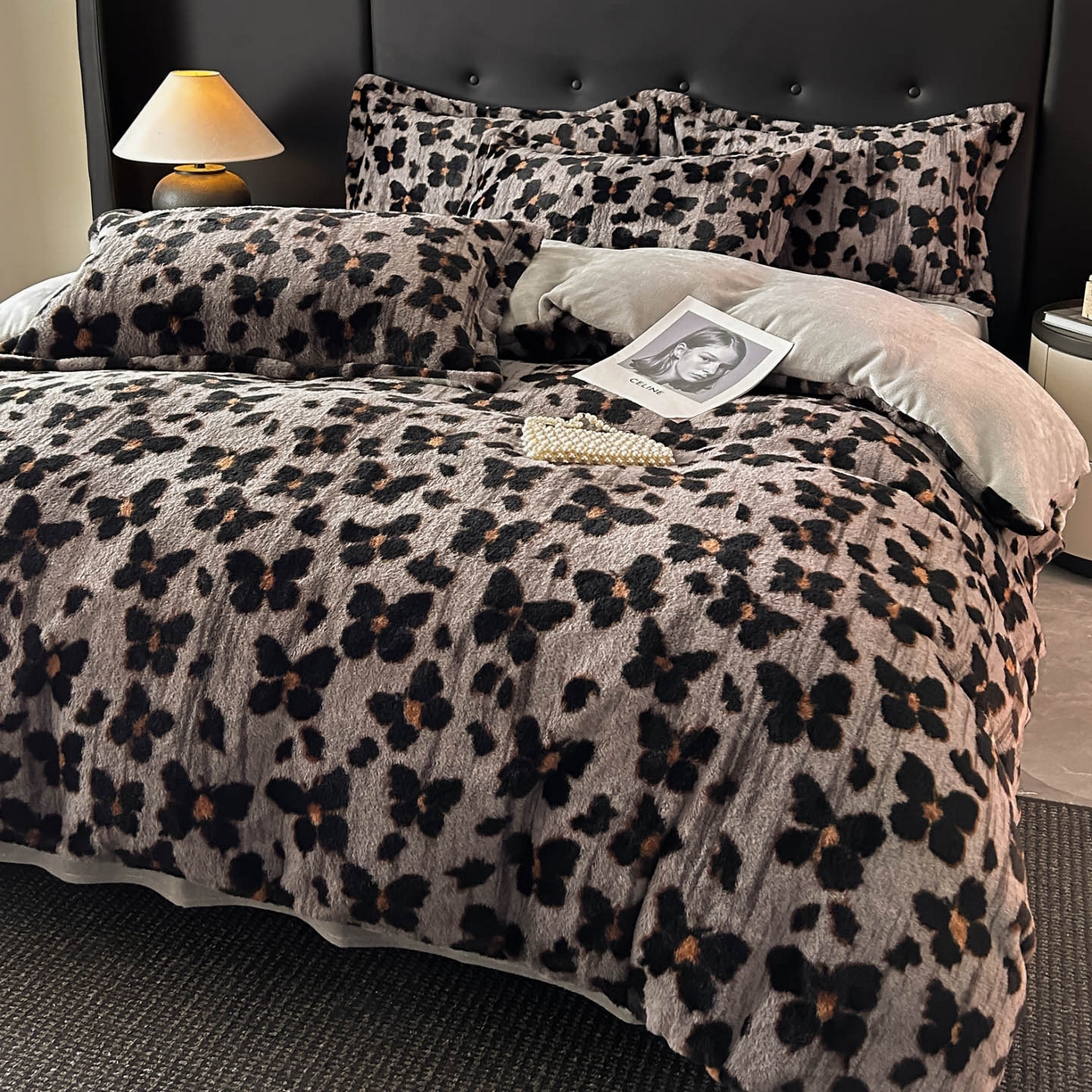 91家纺网 家纺一手货源 找家纺 库里梦家纺 2025直播网红爆款轻奢欧美风獭兔毛雕花绒四件套 蝴蝶梦-灰