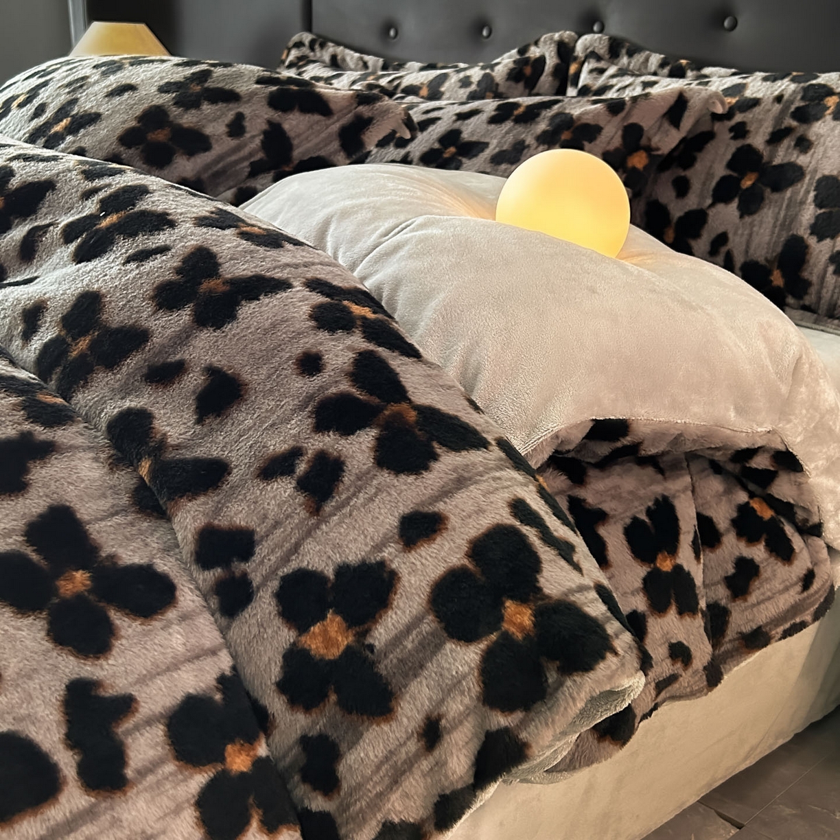 91家纺网 家纺一手货源 找家纺 库里梦家纺 2025直播网红爆款轻奢欧美风獭兔毛雕花绒四件套 蝴蝶梦-灰