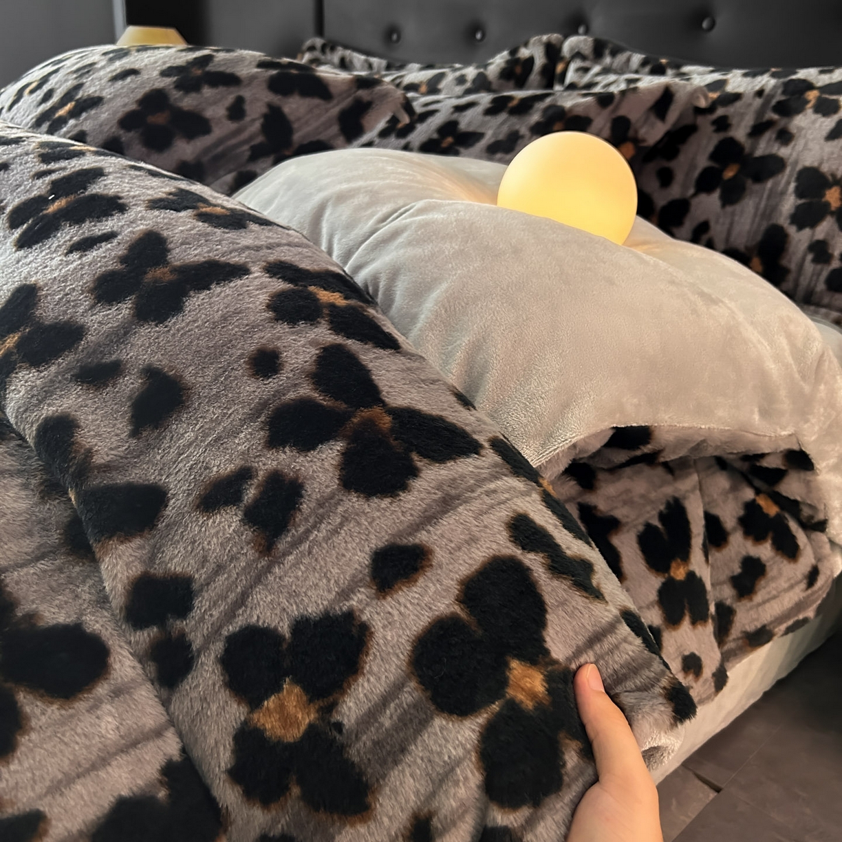 91家纺网 家纺一手货源 找家纺 库里梦家纺 2025直播网红爆款轻奢欧美风獭兔毛雕花绒四件套 蝴蝶梦-灰