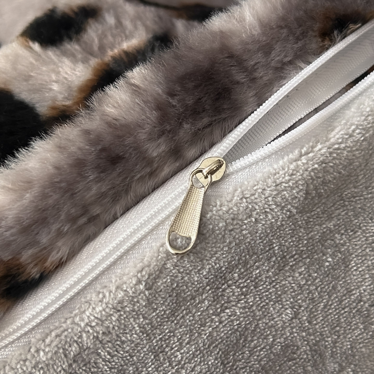 91家纺网 家纺一手货源 找家纺 库里梦家纺 2025直播网红爆款轻奢欧美风獭兔毛雕花绒四件套 蝴蝶梦-灰