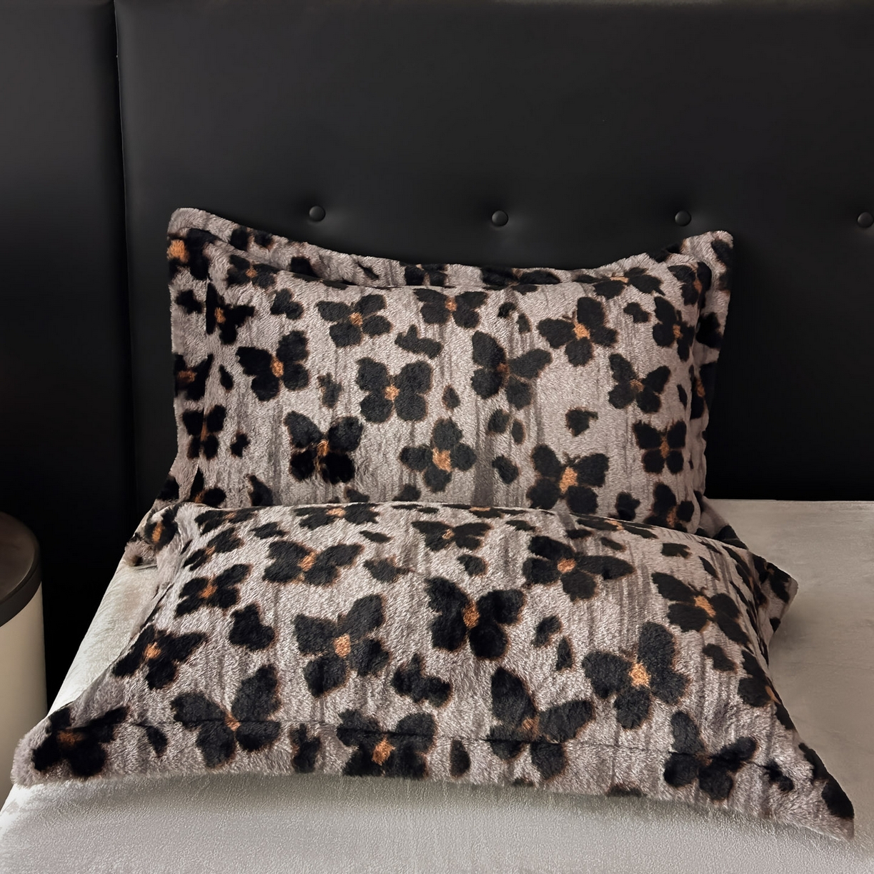 91家纺网 家纺一手货源 找家纺 库里梦家纺 2025直播网红爆款轻奢欧美风獭兔毛雕花绒四件套 蝴蝶梦-灰