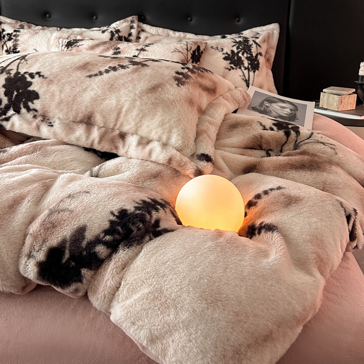 91家纺网 家纺一手货源 找家纺 库里梦家纺 2025直播网红爆款轻奢欧美风獭兔毛雕花绒四件套 诛仙草-粉