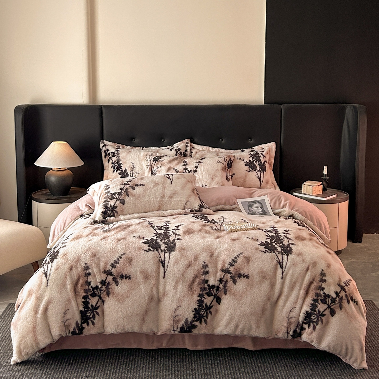 91家纺网 家纺一手货源 找家纺 库里梦家纺 2025直播网红爆款轻奢欧美风獭兔毛雕花绒四件套 诛仙草-粉