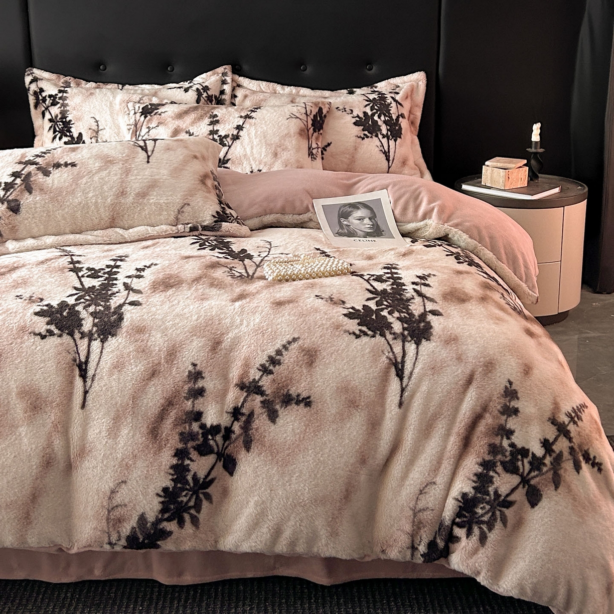 91家纺网 家纺一手货源 找家纺 库里梦家纺 2025直播网红爆款轻奢欧美风獭兔毛雕花绒四件套 诛仙草-粉