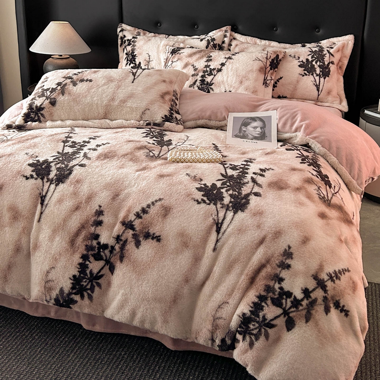 91家纺网 家纺一手货源 找家纺 库里梦家纺 2025直播网红爆款轻奢欧美风獭兔毛雕花绒四件套 诛仙草-粉