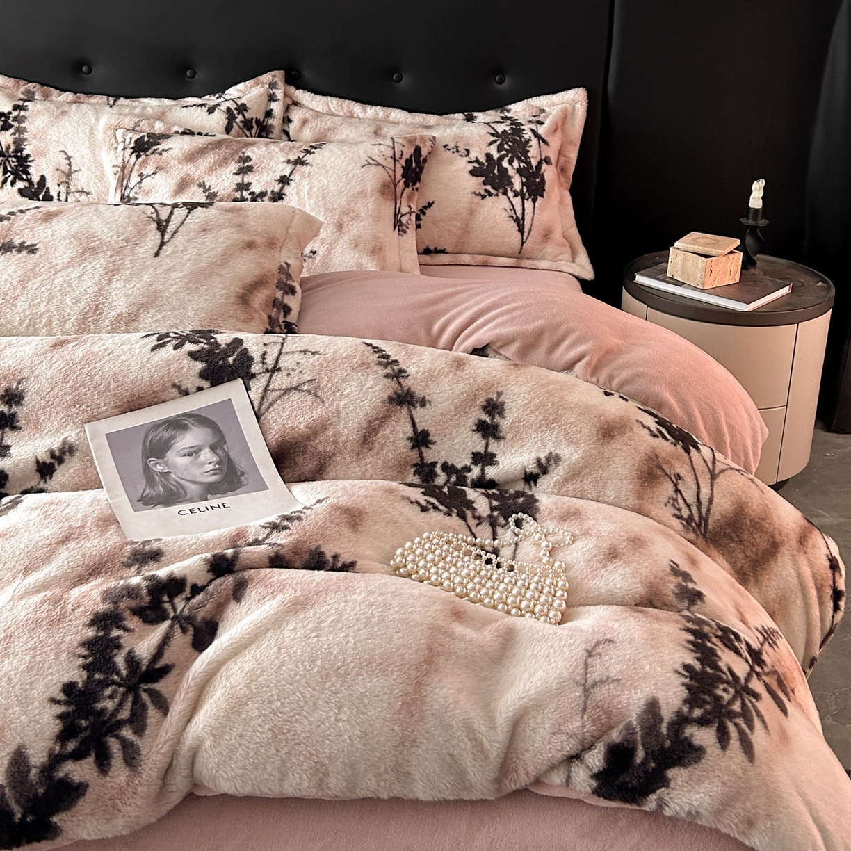 91家纺网 家纺一手货源 找家纺 库里梦家纺 2025直播网红爆款轻奢欧美风獭兔毛雕花绒四件套 诛仙草-粉