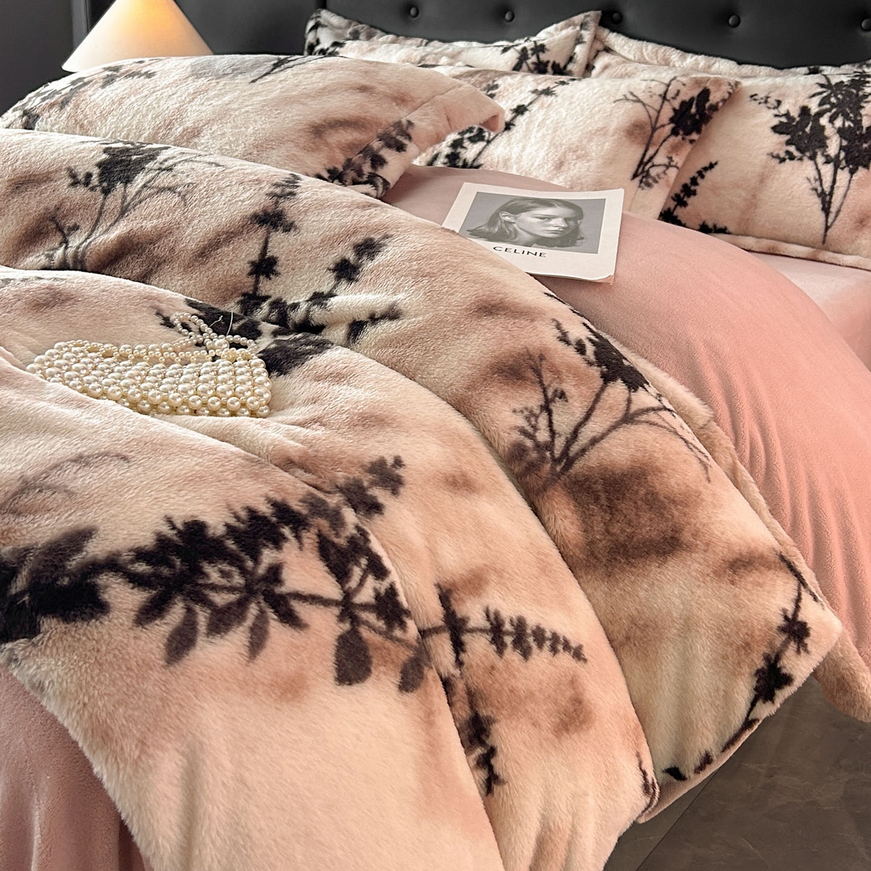 91家纺网 家纺一手货源 找家纺 库里梦家纺 2025直播网红爆款轻奢欧美风獭兔毛雕花绒四件套 诛仙草-粉