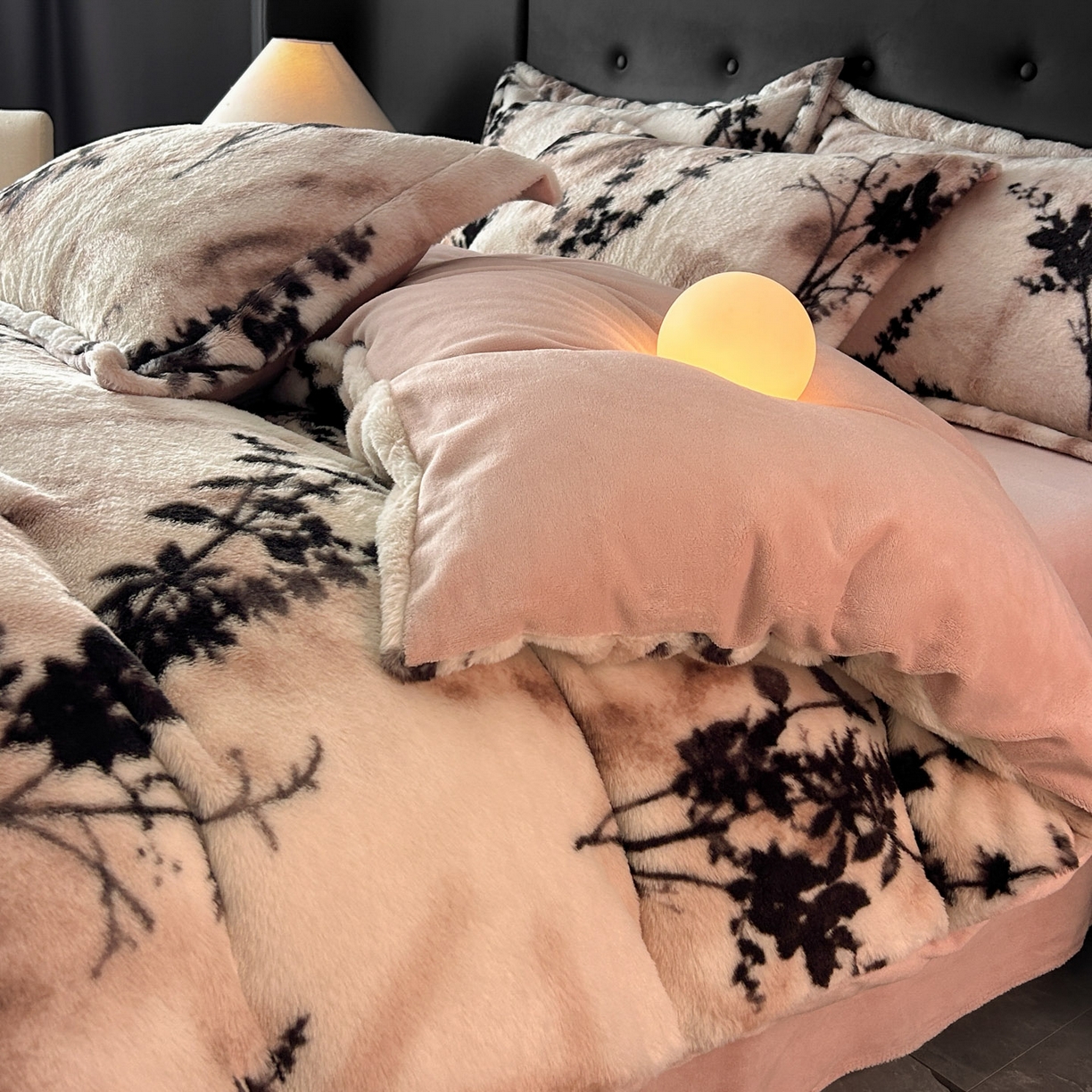 91家纺网 家纺一手货源 找家纺 库里梦家纺 2025直播网红爆款轻奢欧美风獭兔毛雕花绒四件套 诛仙草-粉