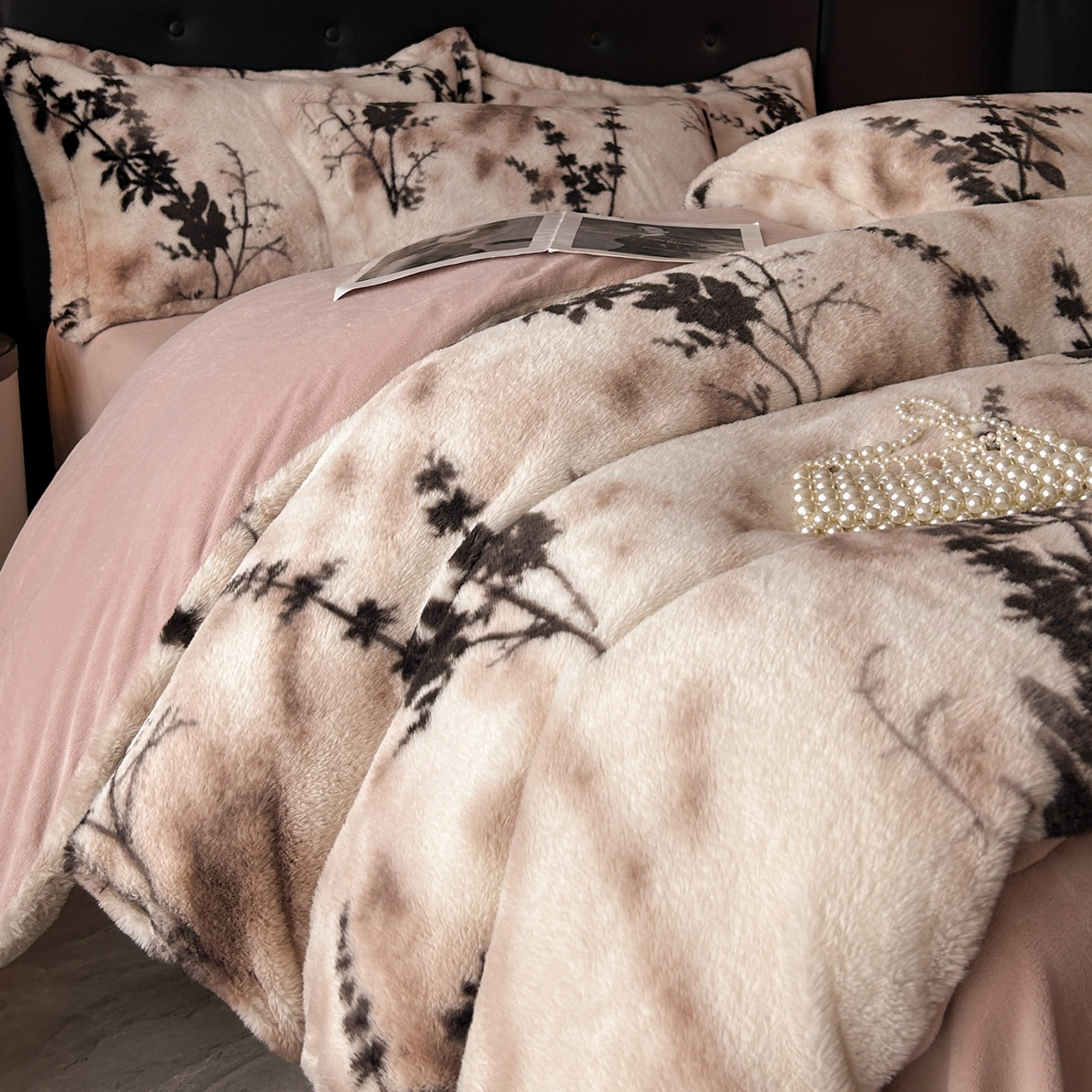 91家纺网 家纺一手货源 找家纺 库里梦家纺 2025直播网红爆款轻奢欧美风獭兔毛雕花绒四件套 诛仙草-粉