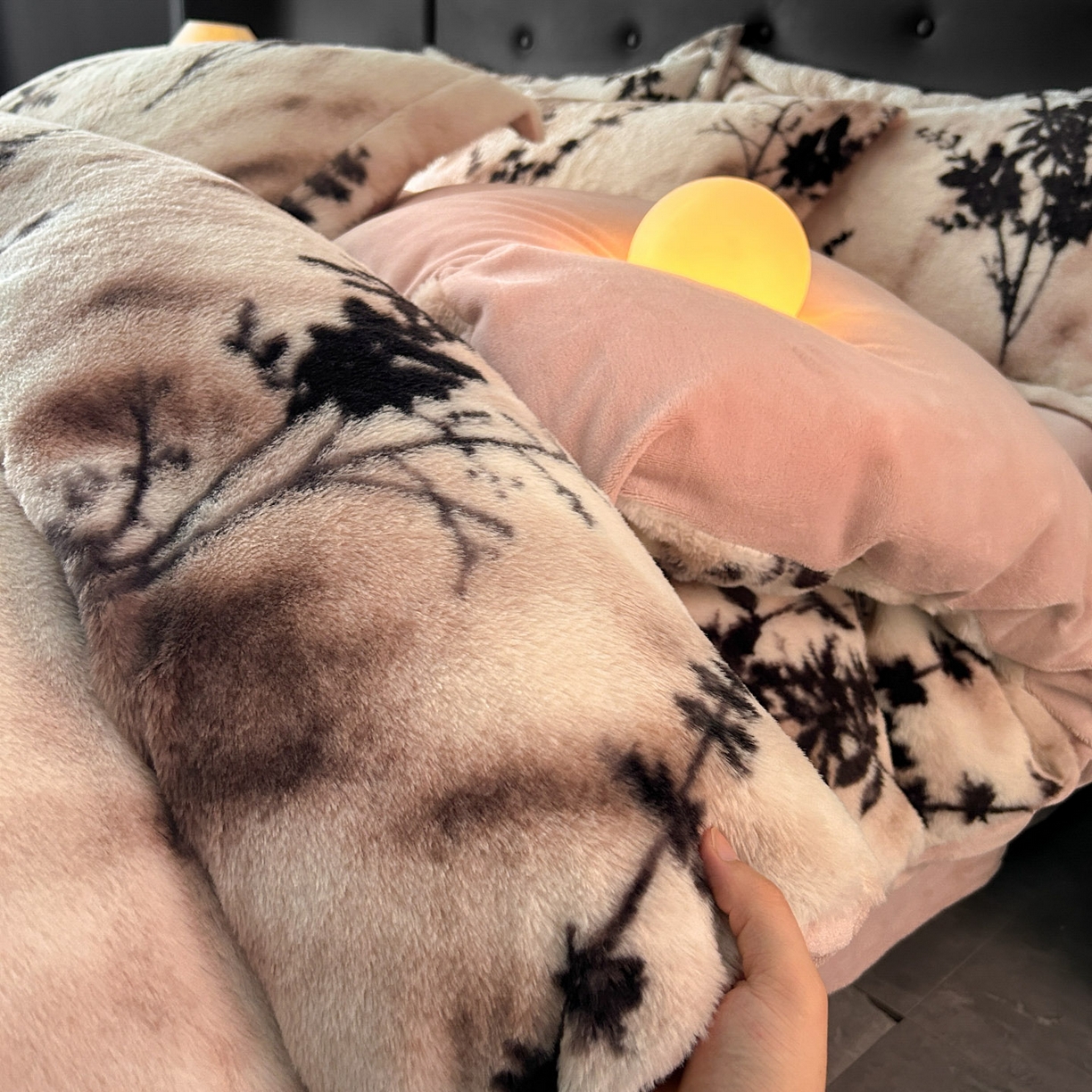 91家纺网 家纺一手货源 找家纺 库里梦家纺 2025直播网红爆款轻奢欧美风獭兔毛雕花绒四件套 诛仙草-粉