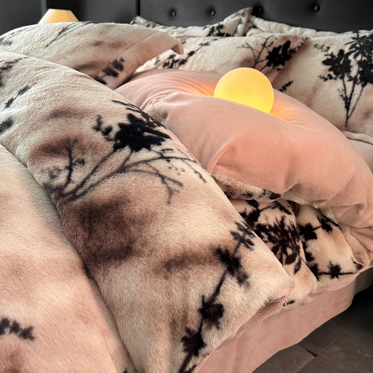 91家纺网 家纺一手货源 找家纺 库里梦家纺 2025直播网红爆款轻奢欧美风獭兔毛雕花绒四件套 诛仙草-粉