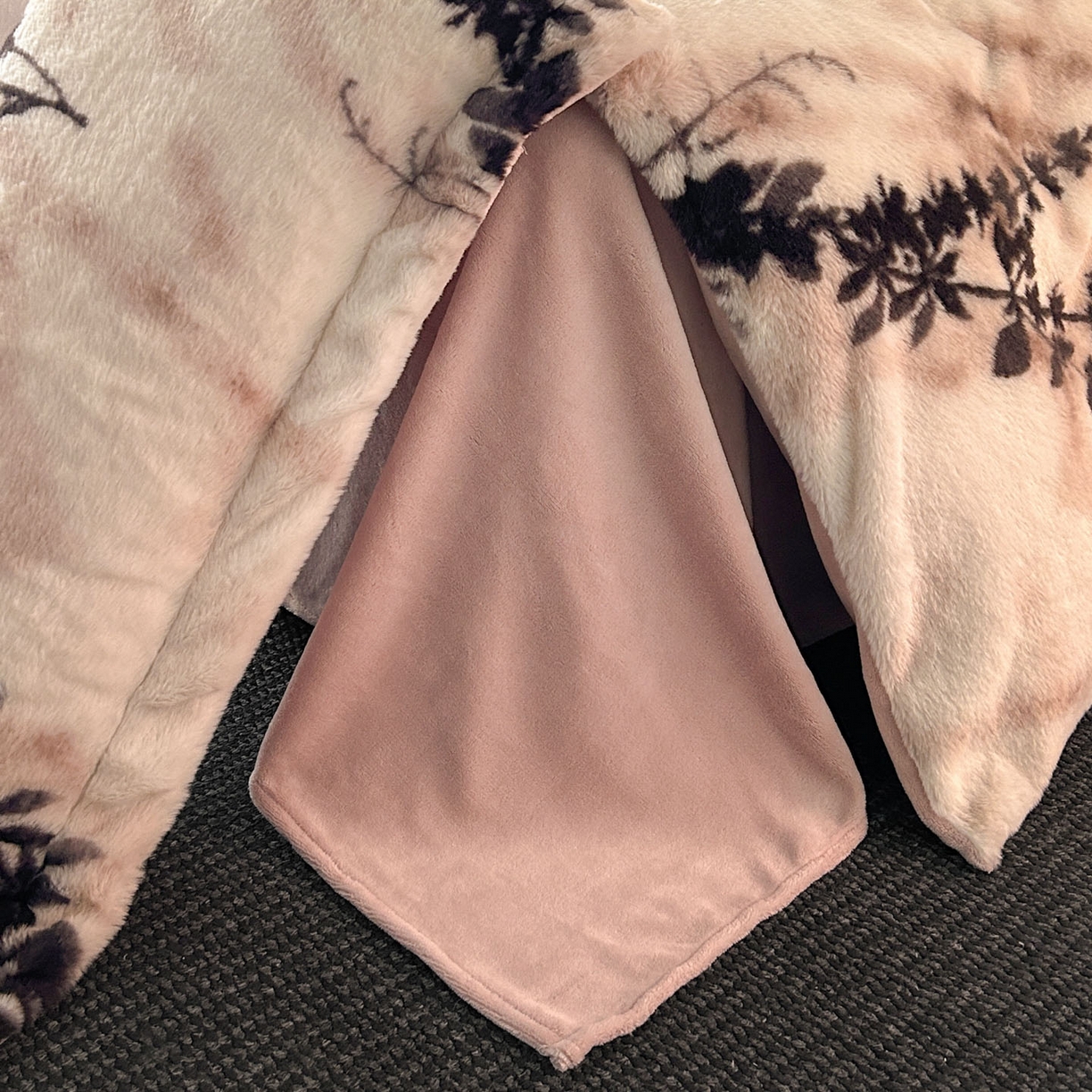 91家纺网 家纺一手货源 找家纺 库里梦家纺 2025直播网红爆款轻奢欧美风獭兔毛雕花绒四件套 诛仙草-粉