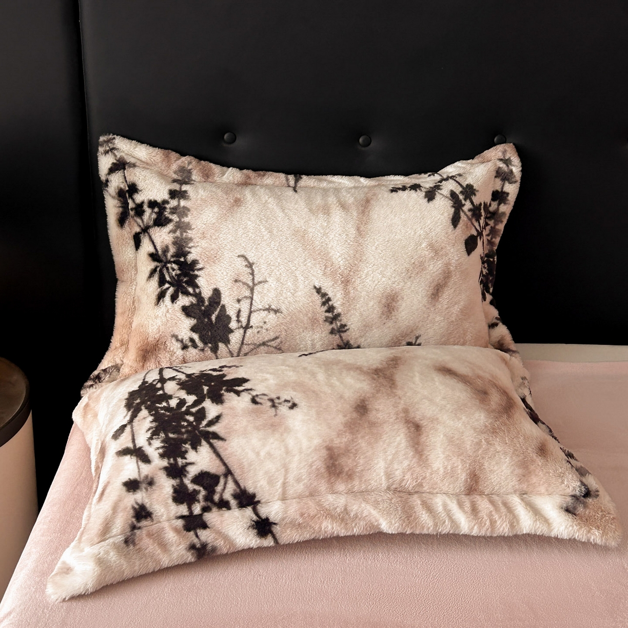 91家纺网 家纺一手货源 找家纺 库里梦家纺 2025直播网红爆款轻奢欧美风獭兔毛雕花绒四件套 诛仙草-粉