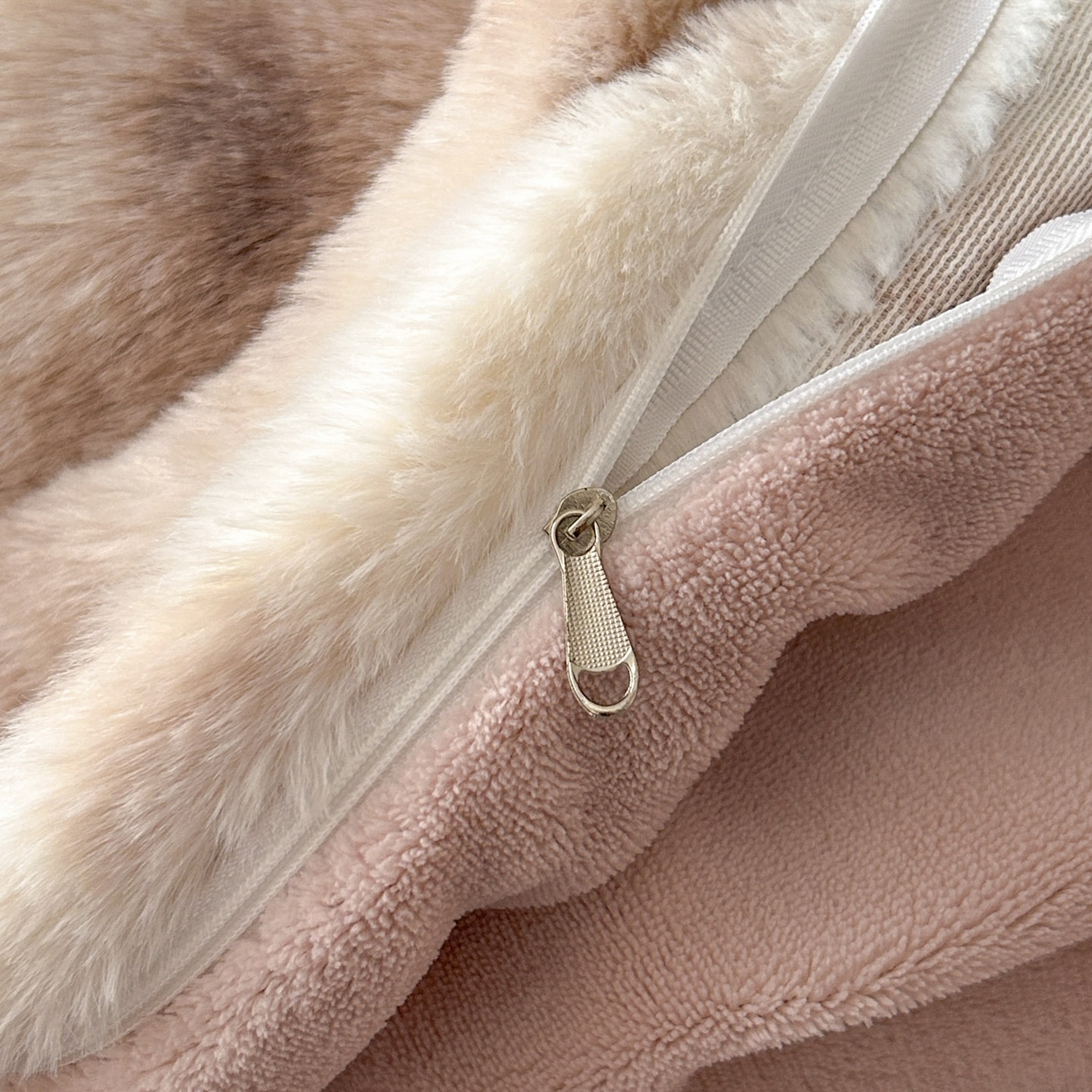 91家纺网 家纺一手货源 找家纺 库里梦家纺 2025直播网红爆款轻奢欧美风獭兔毛雕花绒四件套 诛仙草-粉