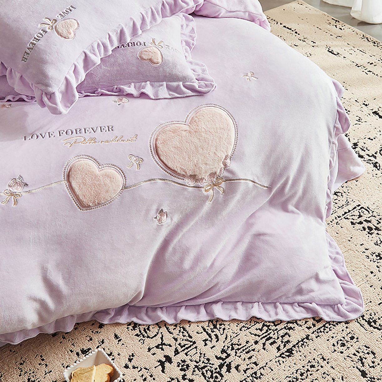 91家纺网 家纺一手货源 找家纺 （总）卡初家居（原微来） 2025新款秋冬A类亲肤牛奶绒刺绣款四件套-暖阁系列（提供买家秀）