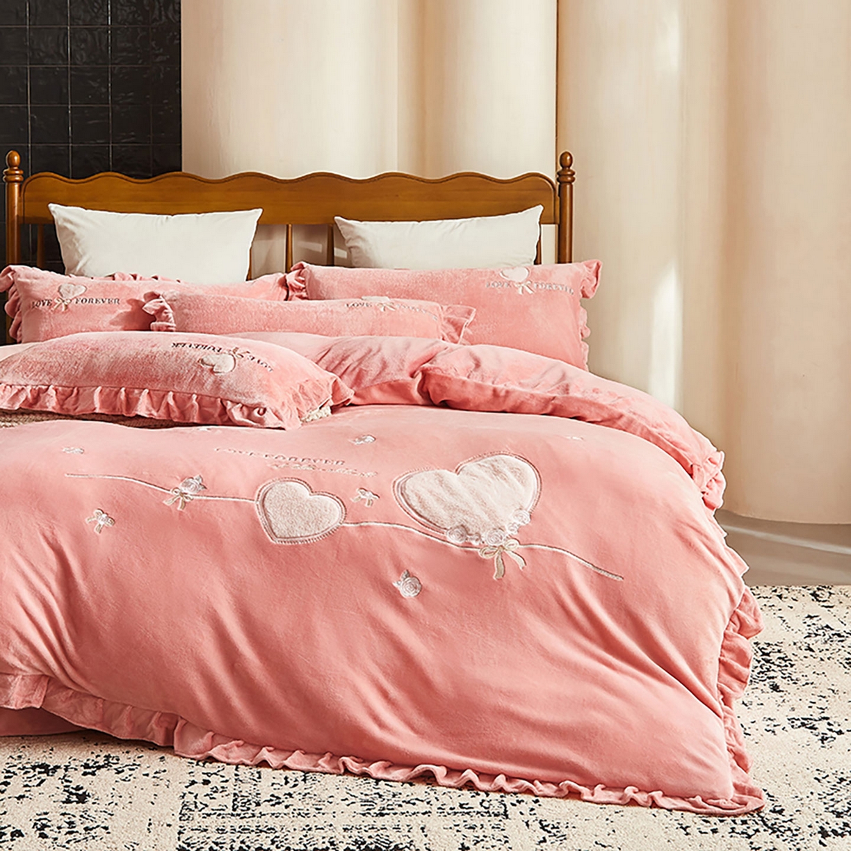 91家纺网 家纺一手货源 找家纺 卡初家居（原微来） 2025新款秋冬A类亲肤牛奶绒刺绣款四件套-暖阁系列（提供买家秀） 暖阁-红豆沙