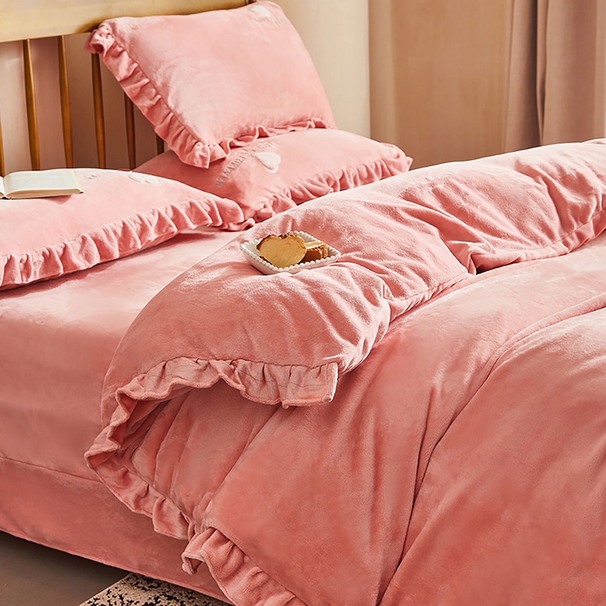 91家纺网 家纺一手货源 找家纺 卡初家居（原微来） 2025新款秋冬A类亲肤牛奶绒刺绣款四件套-暖阁系列（提供买家秀） 暖阁-红豆沙