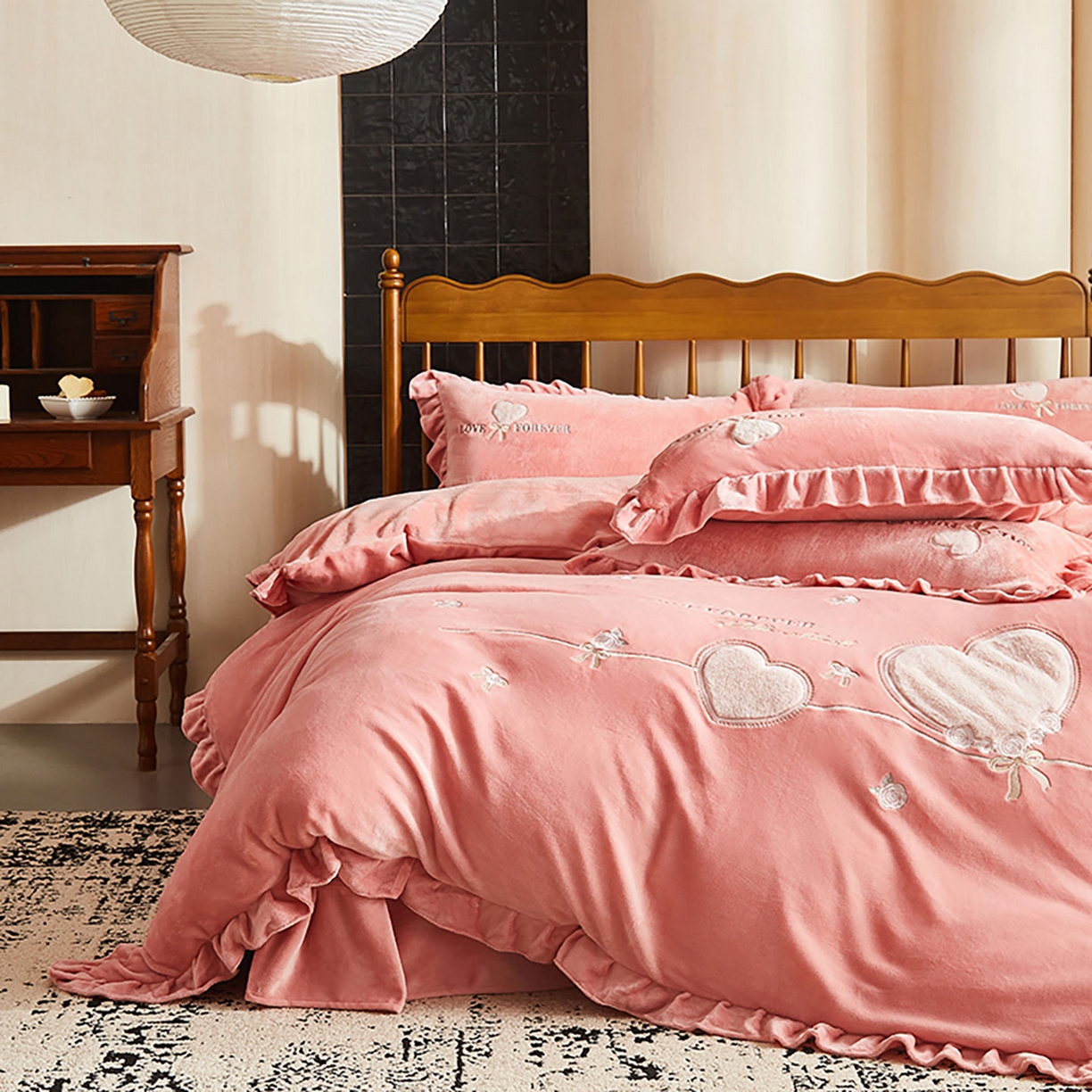 91家纺网 家纺一手货源 找家纺 卡初家居（原微来） 2025新款秋冬A类亲肤牛奶绒刺绣款四件套-暖阁系列（提供买家秀） 暖阁-红豆沙