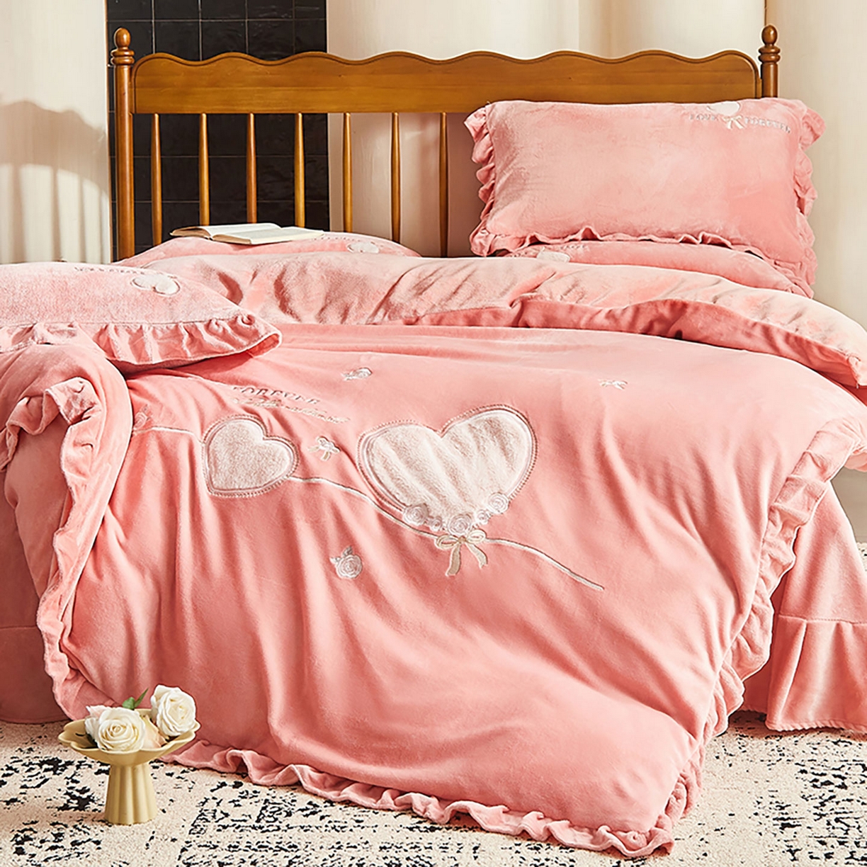 91家纺网 家纺一手货源 找家纺 卡初家居（原微来） 2025新款秋冬A类亲肤牛奶绒刺绣款四件套-暖阁系列（提供买家秀） 暖阁-红豆沙