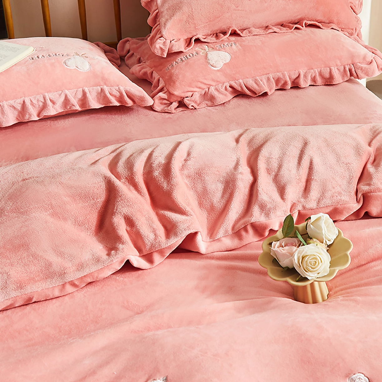 91家纺网 家纺一手货源 找家纺 卡初家居（原微来） 2025新款秋冬A类亲肤牛奶绒刺绣款四件套-暖阁系列（提供买家秀） 暖阁-红豆沙