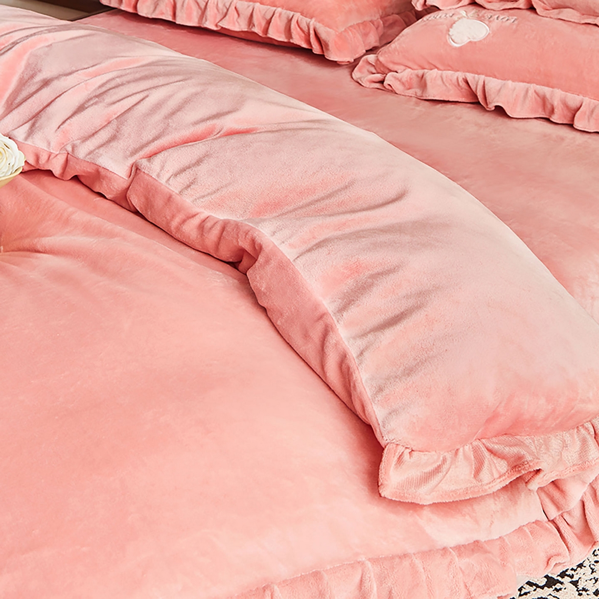 91家纺网 家纺一手货源 找家纺 卡初家居（原微来） 2025新款秋冬A类亲肤牛奶绒刺绣款四件套-暖阁系列（提供买家秀） 暖阁-红豆沙