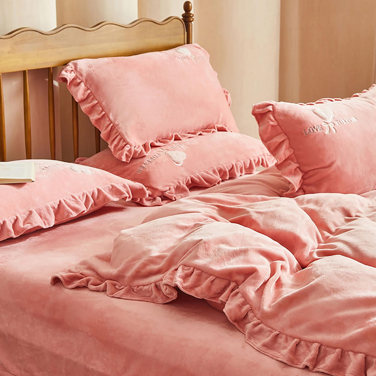 91家纺网 家纺一手货源 找家纺 卡初家居（原微来） 2025新款秋冬A类亲肤牛奶绒刺绣款四件套-暖阁系列（提供买家秀） 暖阁-红豆沙