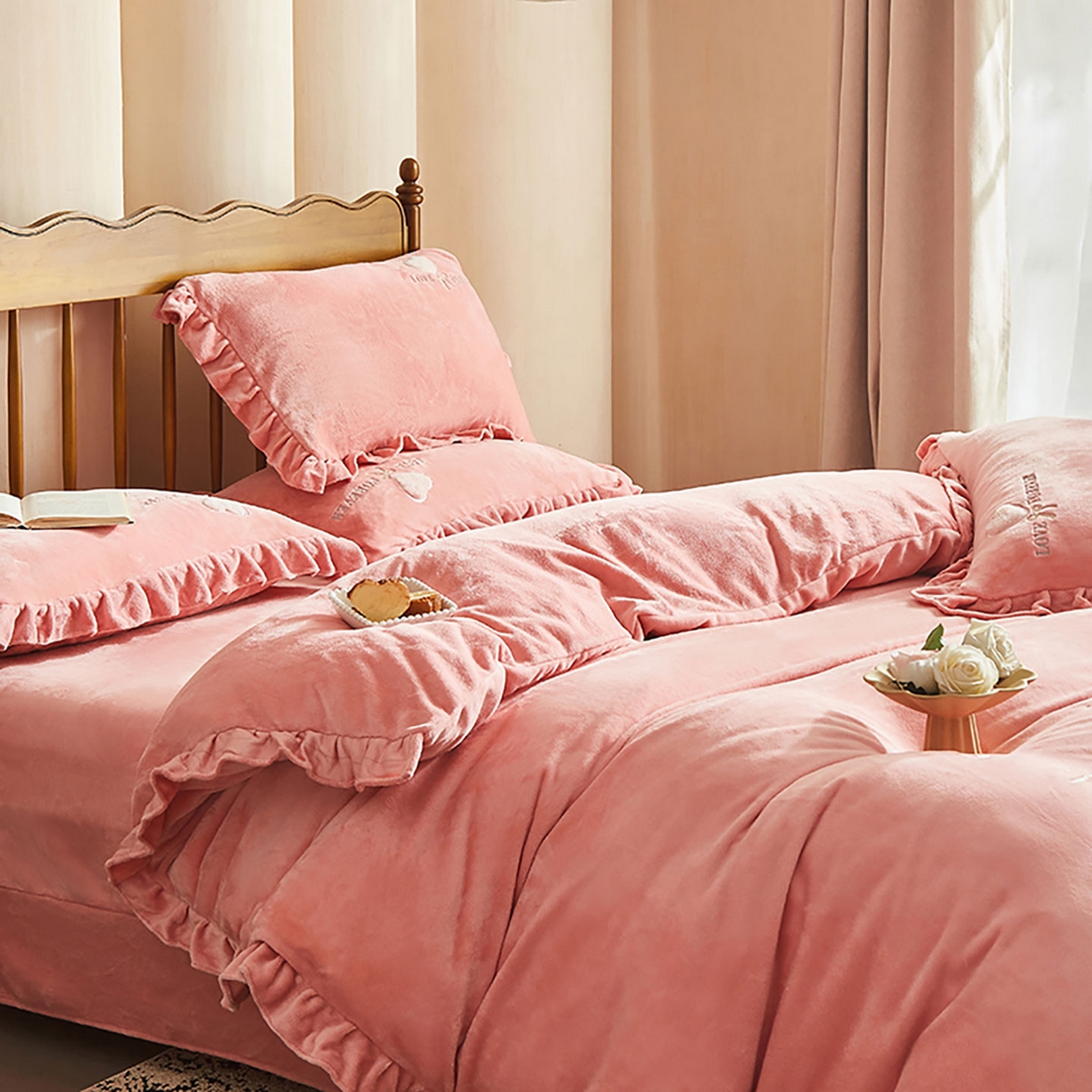 91家纺网 家纺一手货源 找家纺 卡初家居（原微来） 2025新款秋冬A类亲肤牛奶绒刺绣款四件套-暖阁系列（提供买家秀） 暖阁-红豆沙