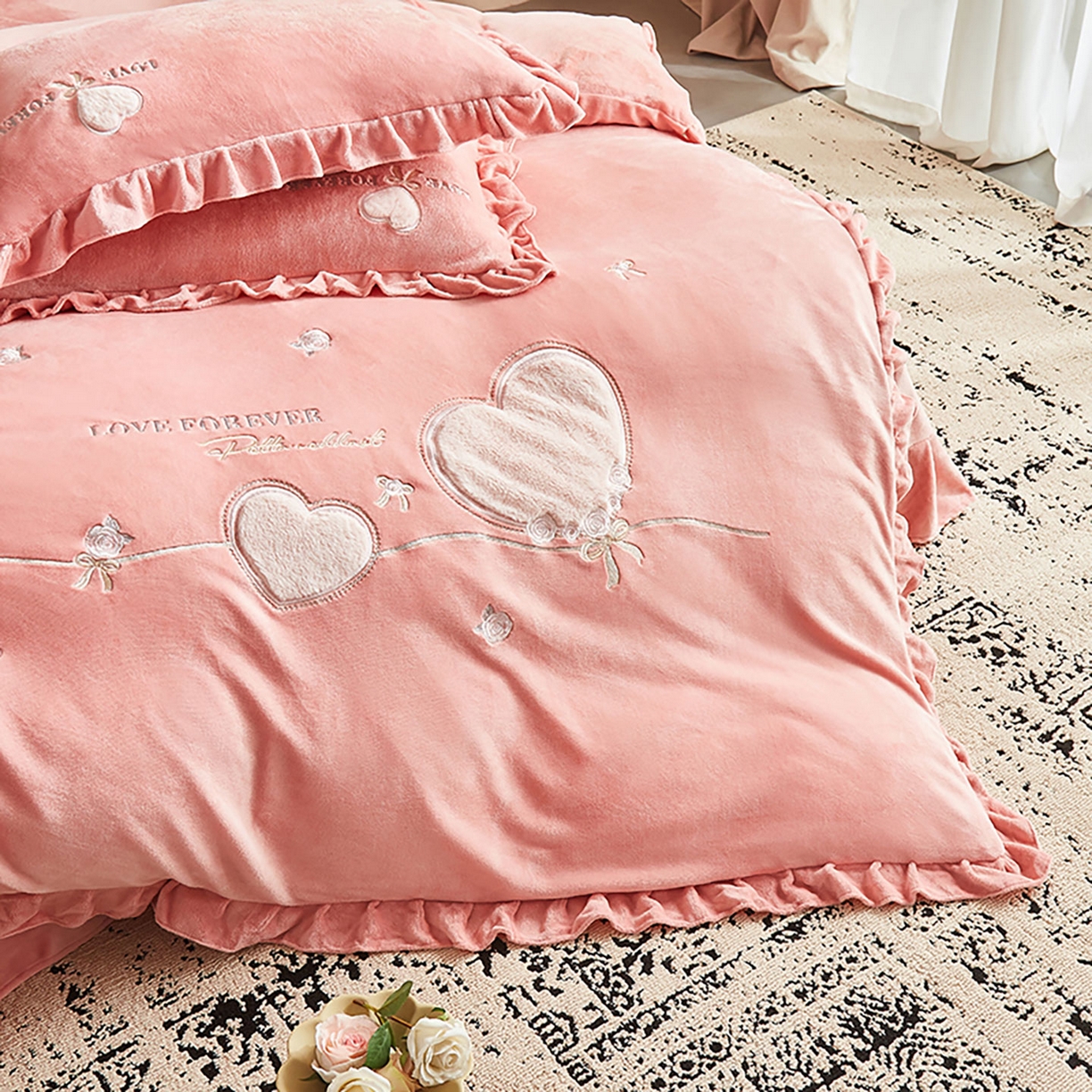 91家纺网 家纺一手货源 找家纺 卡初家居（原微来） 2025新款秋冬A类亲肤牛奶绒刺绣款四件套-暖阁系列（提供买家秀） 暖阁-红豆沙