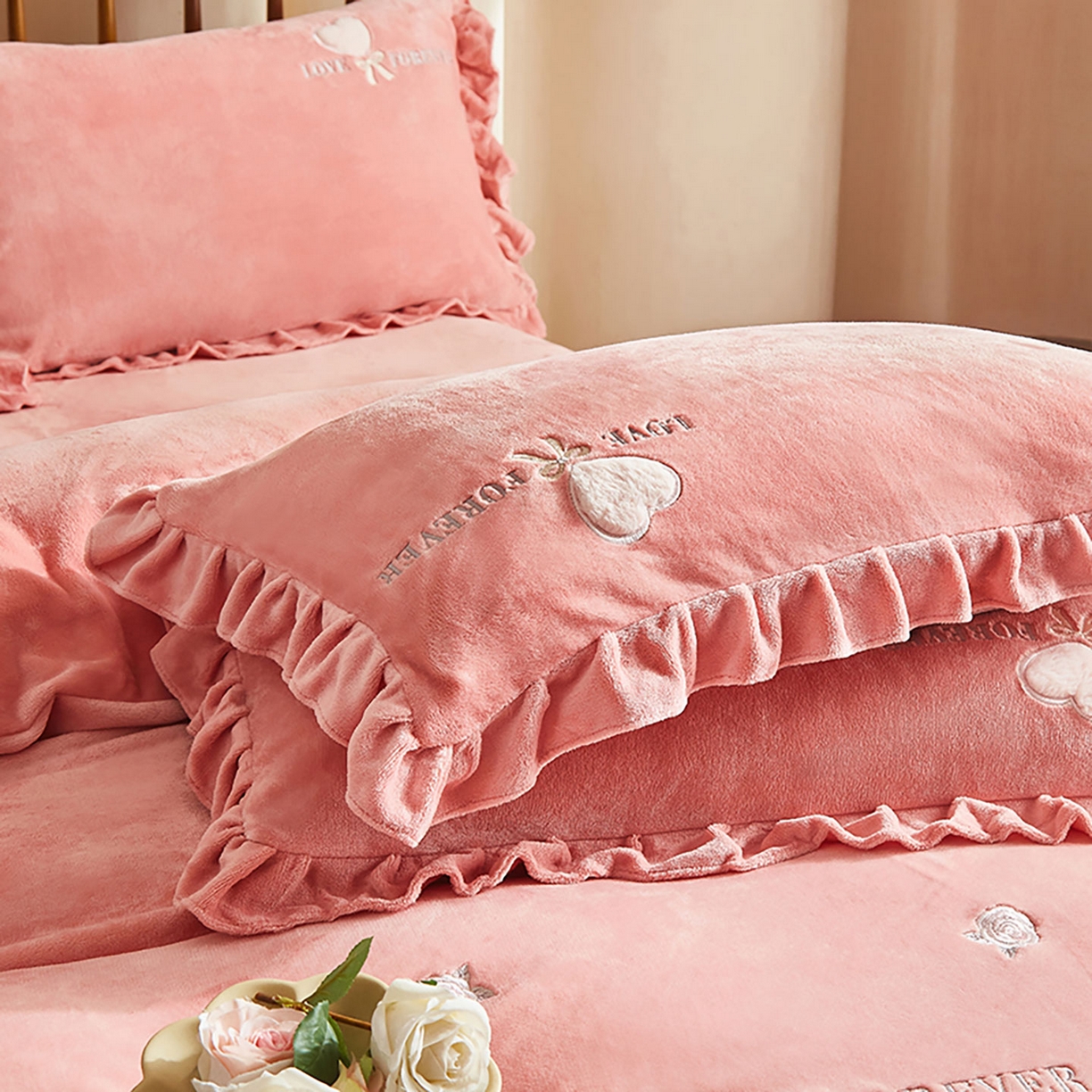 91家纺网 家纺一手货源 找家纺 卡初家居（原微来） 2025新款秋冬A类亲肤牛奶绒刺绣款四件套-暖阁系列（提供买家秀） 暖阁-红豆沙