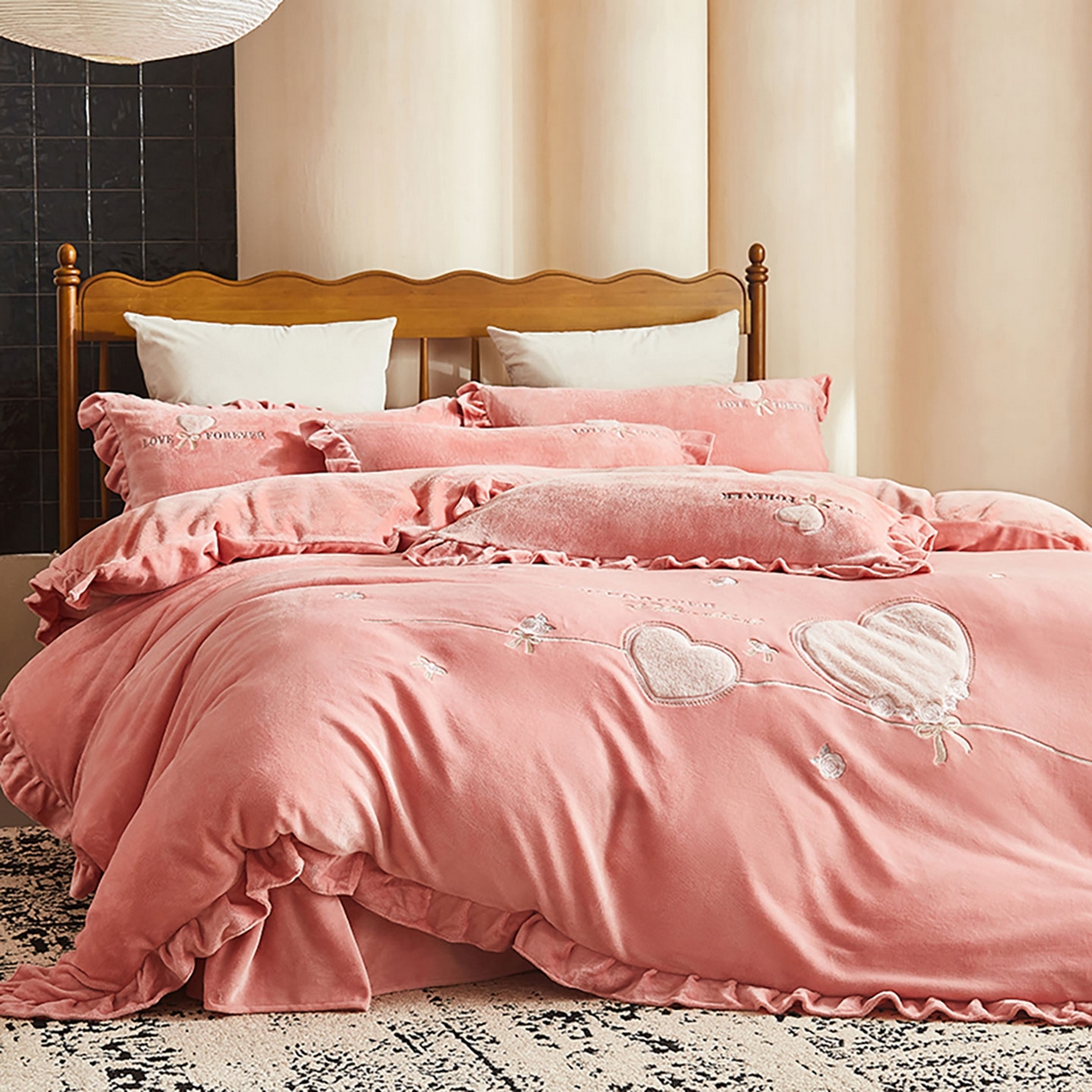 91家纺网 家纺一手货源 找家纺 卡初家居（原微来） 2025新款秋冬A类亲肤牛奶绒刺绣款四件套-暖阁系列（提供买家秀） 暖阁-红豆沙