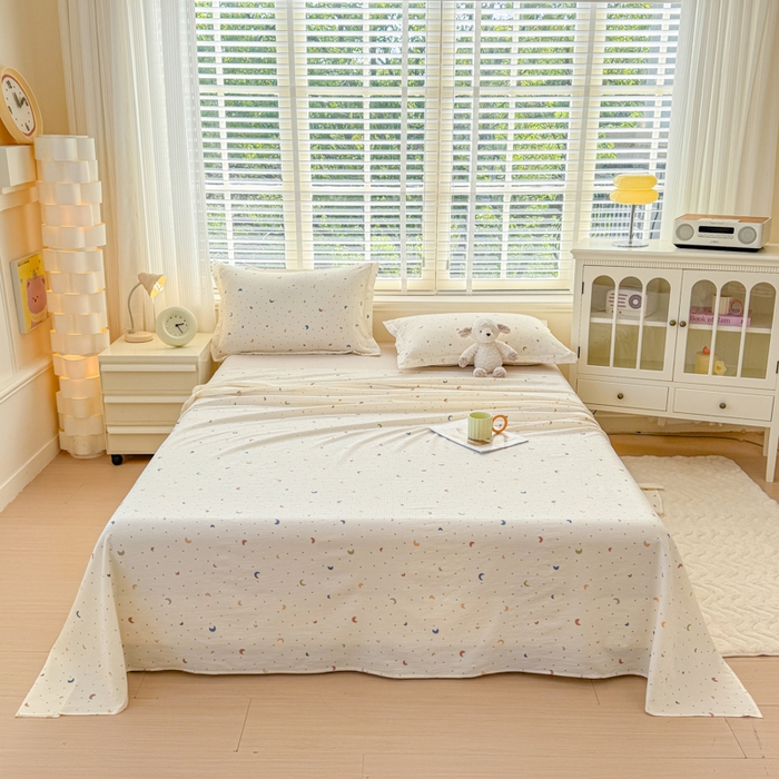 91家纺网 家纺一手货源 找家纺 一诺家居 2025新款A类云感双层纱针织棉印花母婴级裸睡床单三件套 量大可优惠 量大可送货 爱心月亮