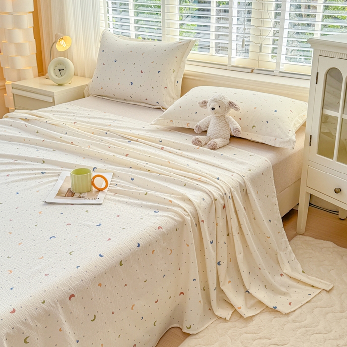 91家纺网 家纺一手货源 找家纺 一诺家居 2025新款A类云感双层纱针织棉印花母婴级裸睡床单三件套 量大可优惠 量大可送货 爱心月亮