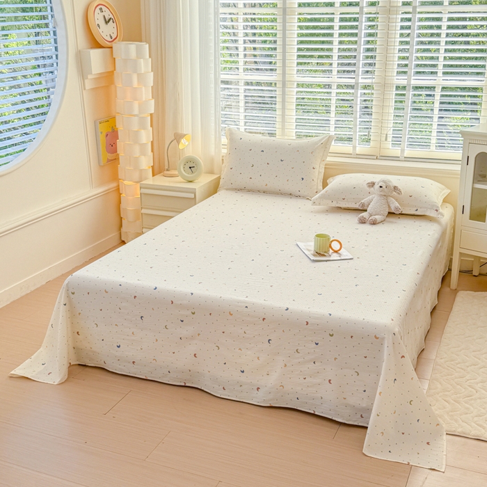 91家纺网 家纺一手货源 找家纺 一诺家居 2025新款A类云感双层纱针织棉印花母婴级裸睡床单三件套 量大可优惠 量大可送货 爱心月亮