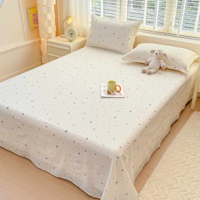 91家纺网 家纺一手货源 找家纺 一诺家居 2025新款A类云感双层纱针织棉印花母婴级裸睡床单三件套 量大可优惠 量大可送货 爱心月亮