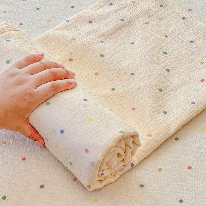 91家纺网 家纺一手货源 找家纺 一诺家居 2025新款A类云感双层纱针织棉印花母婴级裸睡床单三件套 量大可优惠 量大可送货 彩虹波点