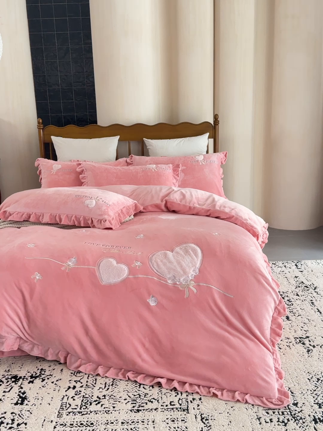 91家纺网 家纺一手货源 找家纺 卡初家居（原微来） 2025新款秋冬A类亲肤牛奶绒刺绣款四件套-暖阁系列（提供买家秀） 暖阁-红豆沙