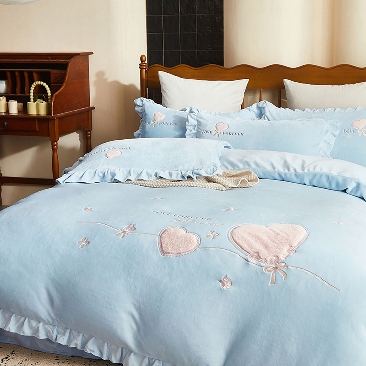 91家纺网 家纺一手货源 找家纺 卡初家居（原微来） 2025新款秋冬A类亲肤牛奶绒刺绣款四件套-暖阁系列（提供买家秀） 暖阁-繁星蓝