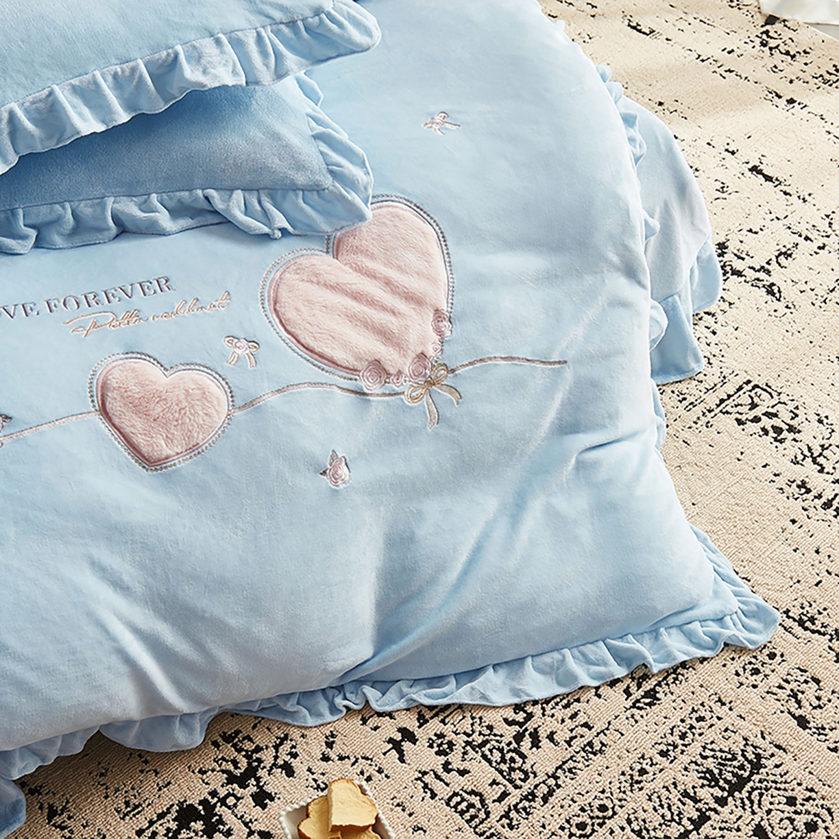 91家纺网 家纺一手货源 找家纺 卡初家居（原微来） 2025新款秋冬A类亲肤牛奶绒刺绣款四件套-暖阁系列（提供买家秀） 暖阁-繁星蓝