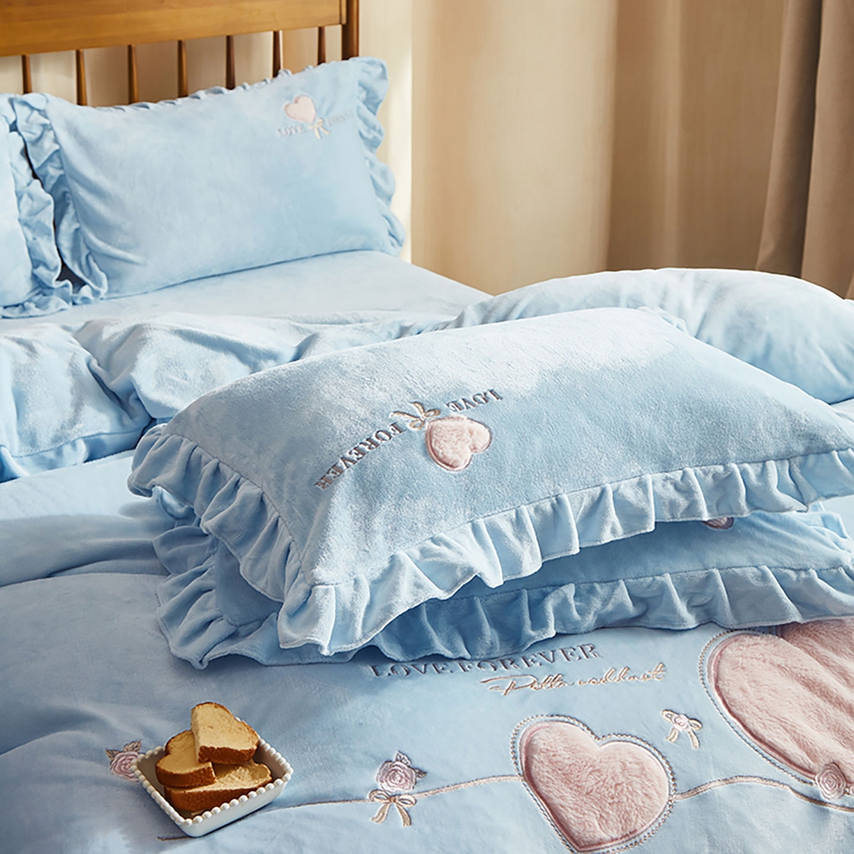 91家纺网 家纺一手货源 找家纺 卡初家居（原微来） 2025新款秋冬A类亲肤牛奶绒刺绣款四件套-暖阁系列（提供买家秀） 暖阁-繁星蓝